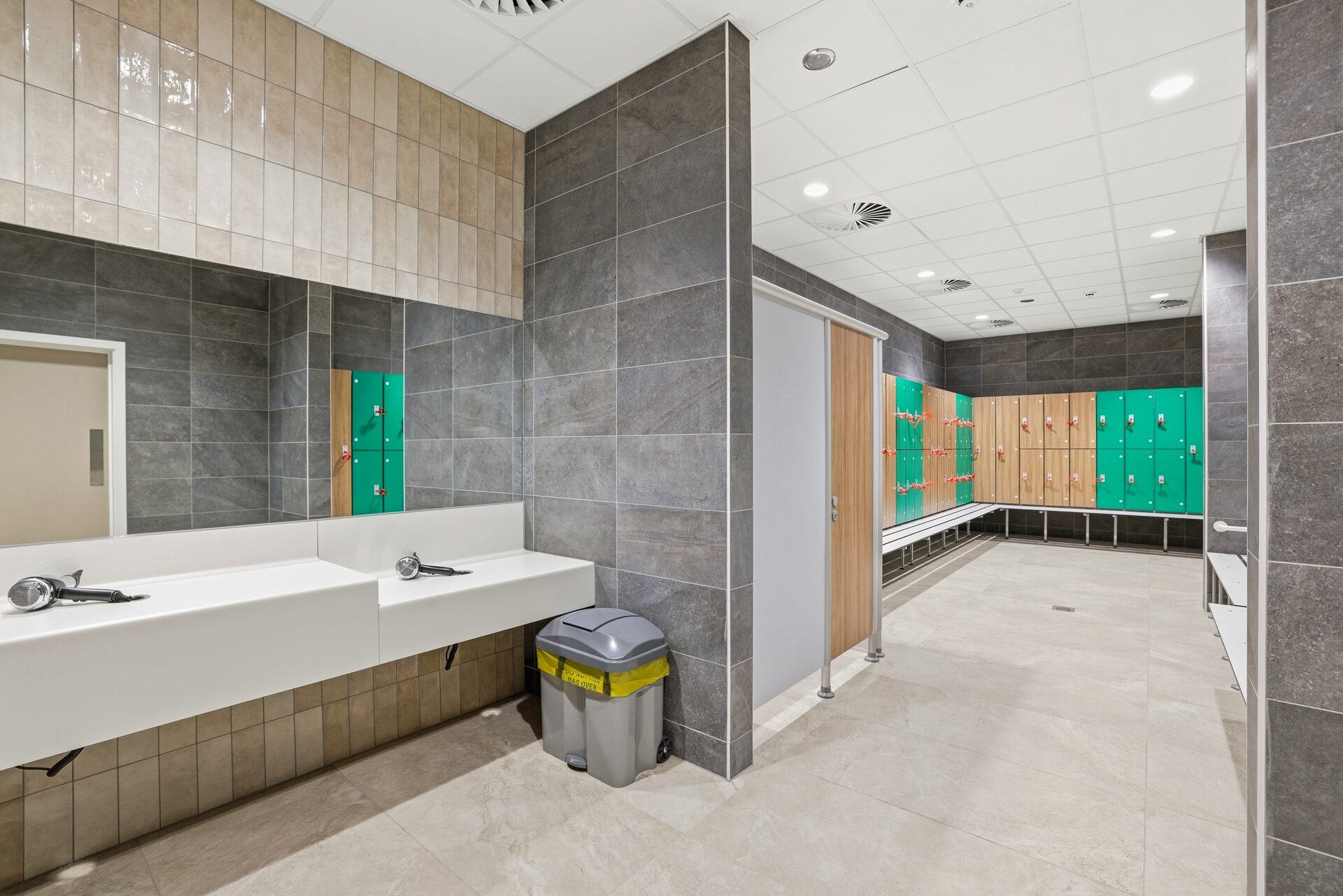 11678-00016 changing area with lockers, benches and hairdryers